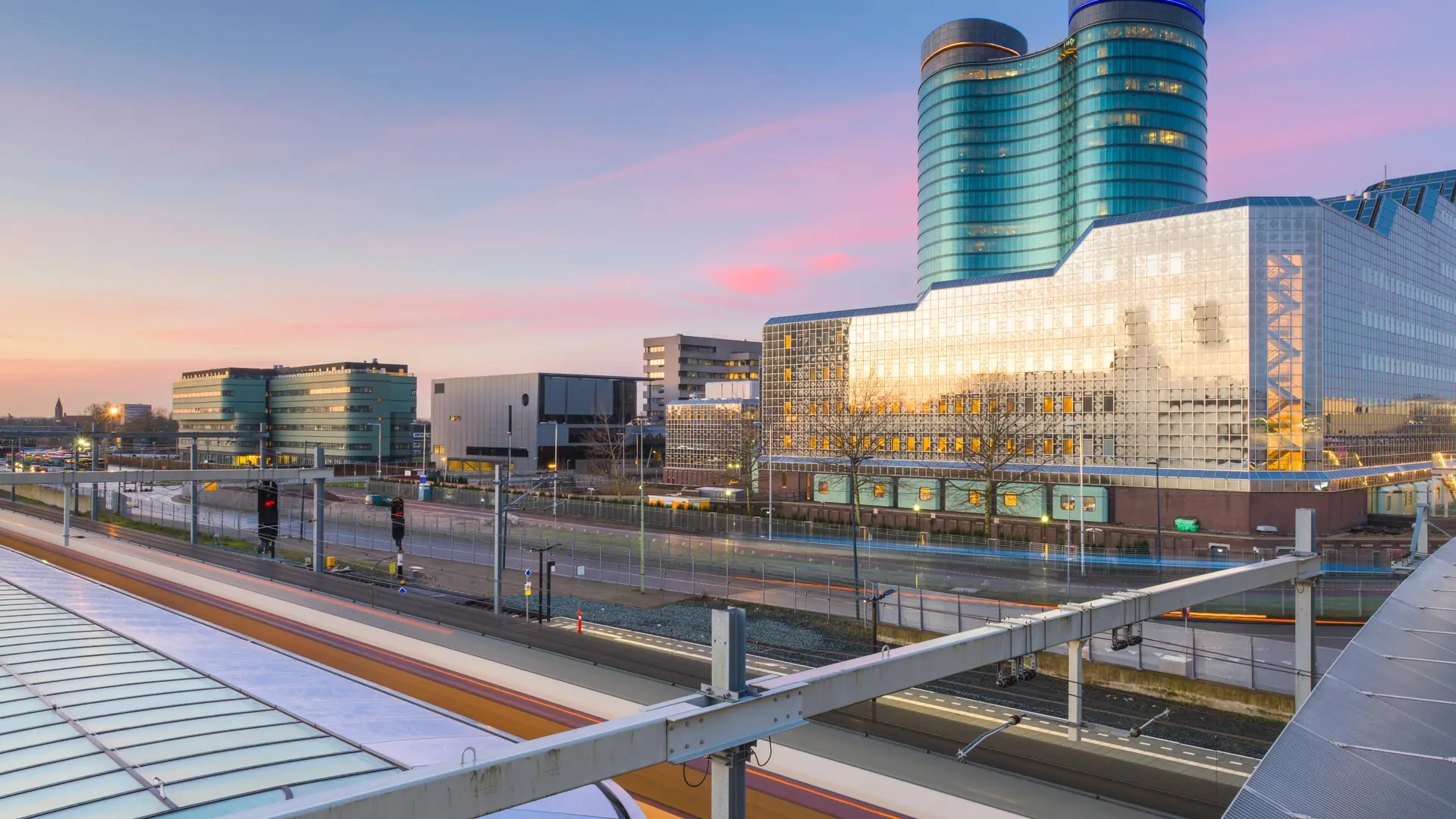 Utrecht bij zonsondergang, gezien vanaf het stationsgebied