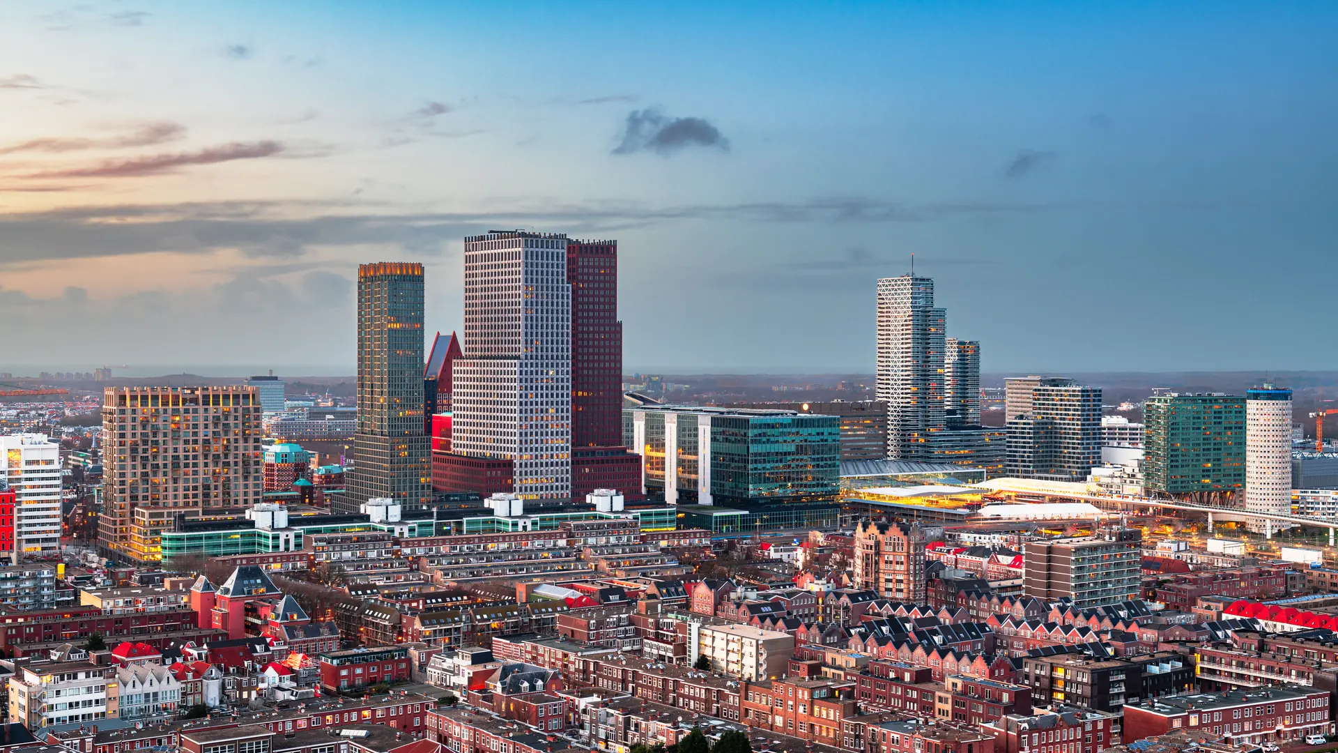 Skyline van Den Haag bij zonsondergang