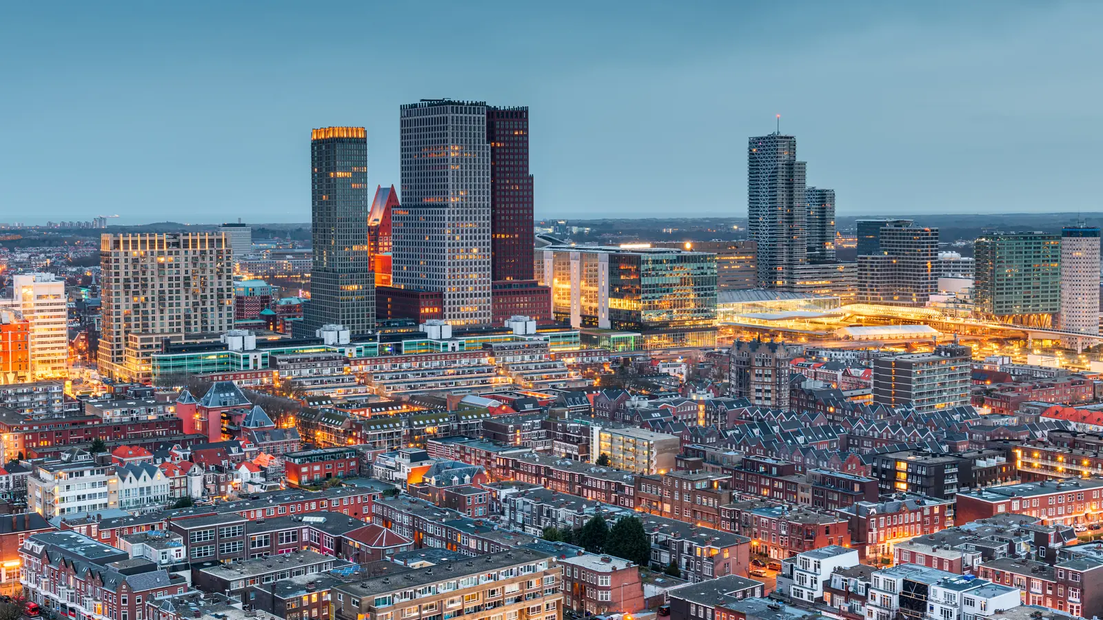 Skyline van Den Haag bij avond