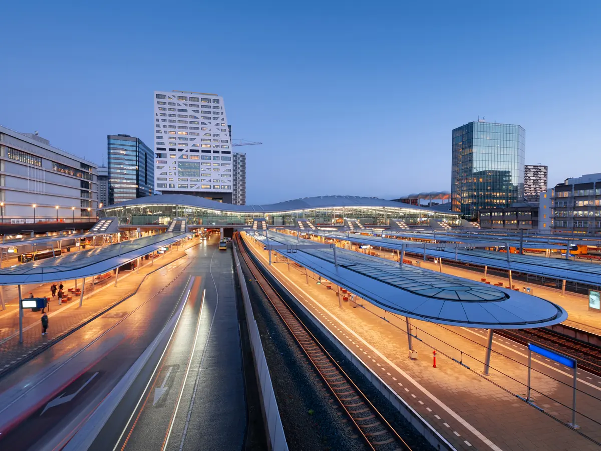 Station Utrecht Centraal in de schemering